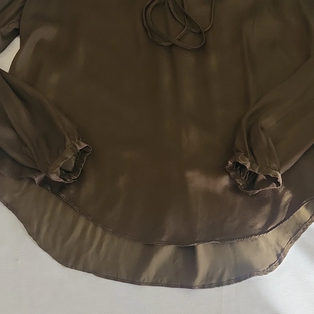 Chelsea & Theodore Olive Green Silky Boho Top. Size M